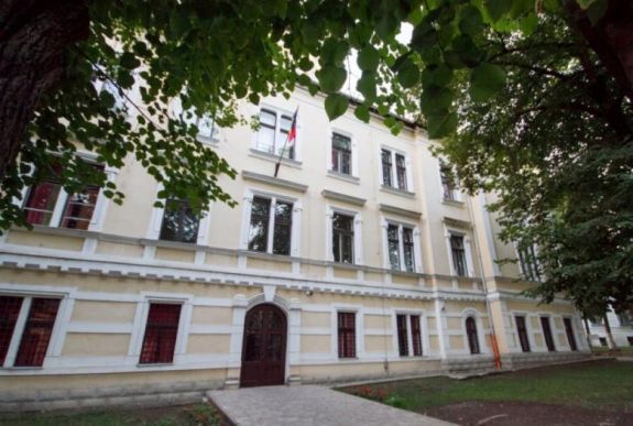 FRISSÍTVE - Nem gördült újabb akadály a marosvásárhelyi katolikus gimnázium elé 