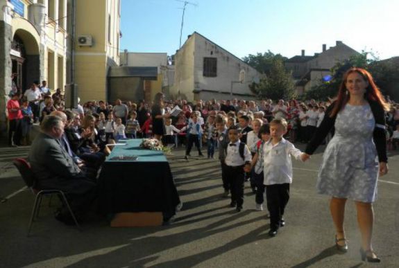 Japánsztrájkkal kezdődött az iskola az aradi magyar és német tannyelvű iskolákban