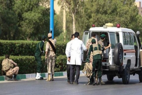 Terrortámadás történt egy iráni katonai parádén