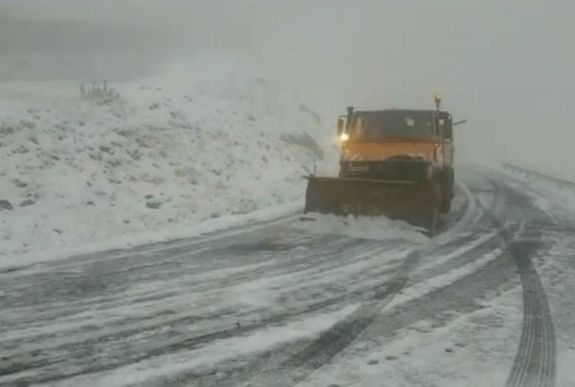 Már dolgoznak a hókotrók a romániai hegyekben