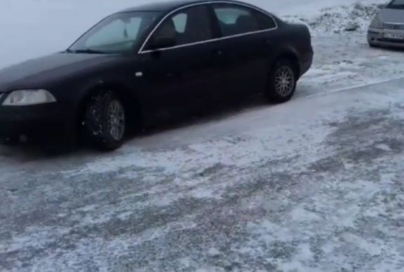 Négy jármű rekedt a Transzalpina úton az éjszaka