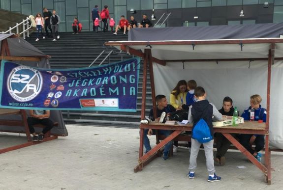 Hokisztorik: tucatnyi kis jégkorongozót toboroztak a sepsiszentgyörgyi Sportnapokon