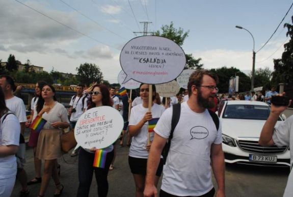 Alkotmánybíróság: az azonos nemű élettársaknak joguk van a kapcsolatuk elismerésére