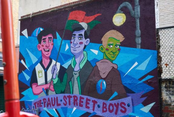 Egy londoni tűzfalra került A Pál utcai fiúk néhány szereplője