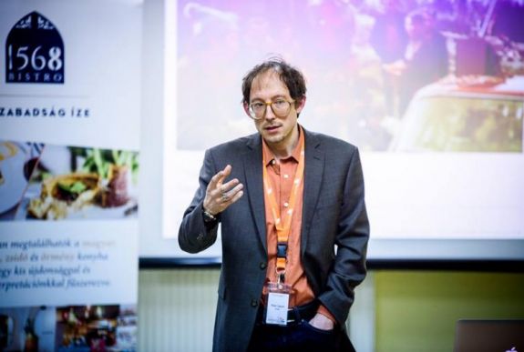 Az értelmiségnek kutya kötelessége előre vinni a társadalmat – interjú Péter László szociológussal