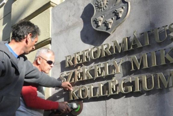 Dan Tanasă levetette a magyar feliratot a Székely Mikó Kollégium épületéről