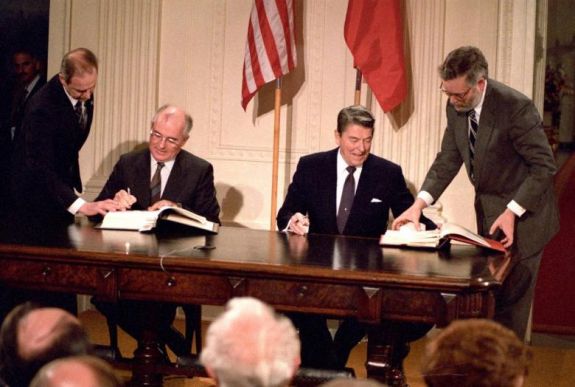 Putyinon és Trumpon múlik a szerződés sorsa, amelyet Reagan és Gorbacsov írt alá