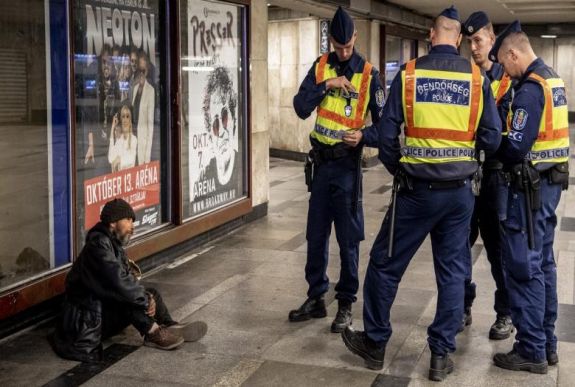 Magyarország: petícióban tiltakoznak jogászok a hajléktalanságot büntető törvény ellen