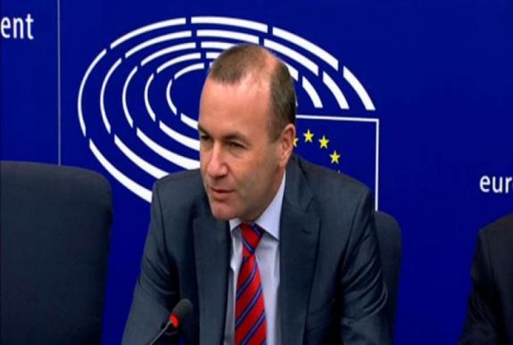 Weber: „tanácsosabb lenne, ha Orbán Viktor irányt változtatna”