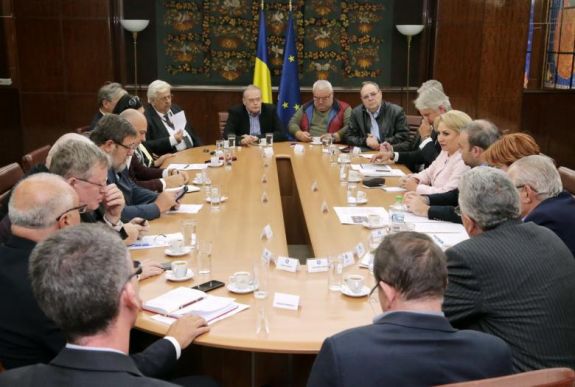 Megegyezett a kormány a szakszervezetekkel és a munkáltatókkal: ennyivel nő a minimálbér