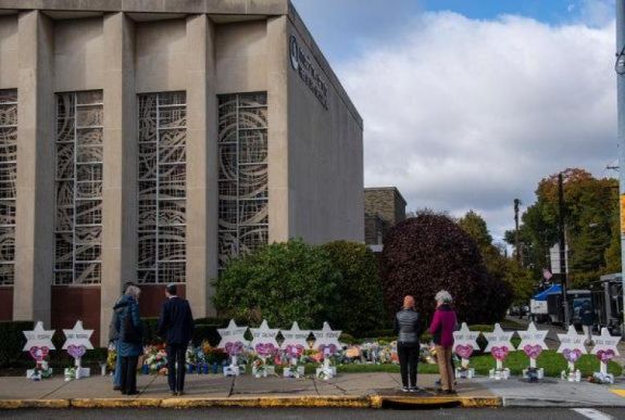 Amerikai muszlimok gyűjtöttek a zsinagógában meggyilkolt emberek családjainak