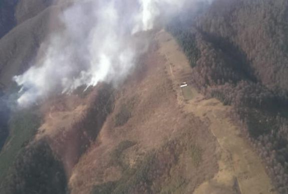 Helikopterrel oltják az erdőtüzet a Szemenik-hegységben