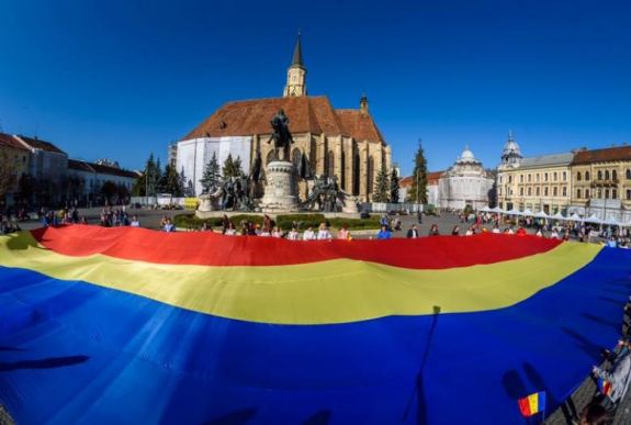 Óriástrikolórt feszítettek ki Mátyás király szobra elé Kolozsváron