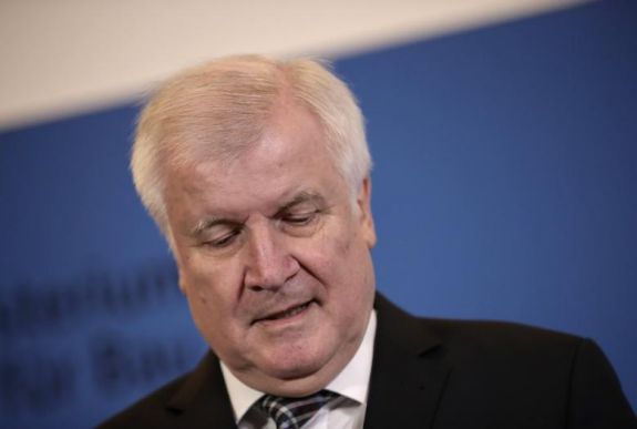 Távozásra szólította fel Horst Seehofert pártja, a CSU tiszteletbeli elnöke