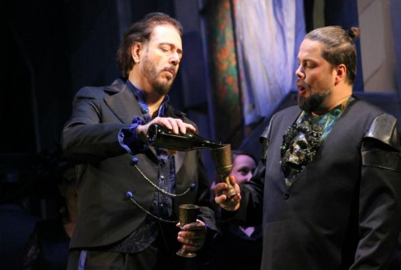 Otello a kolozsvári Mátyás-ház előtt énekel