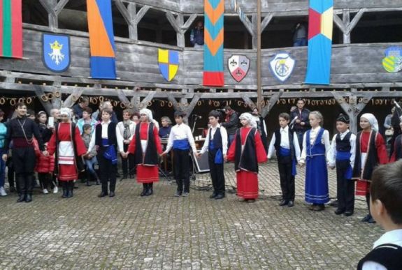 Etnovember Brassóban: a vizuális művészetek találkozása a soknemzetiségű város hagyományaival