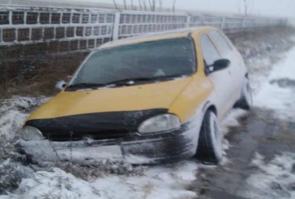 FRISSÍTVE - Balesetsorozatot okozott a hétfőn beköszönt tél Háromszéken