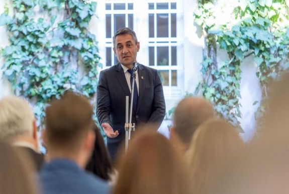 Külhoni magyar közösségek támogatására írnak ki 1,3 milliárd forintos pályázati forrást