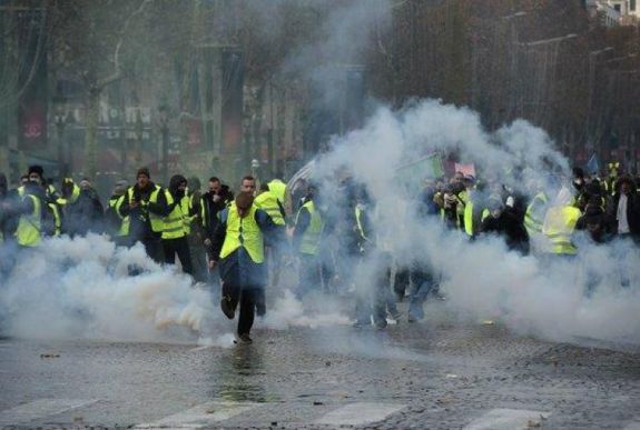 Könnygázzal oszlatták Párizsban a „sárga mellényes” tüntetőket