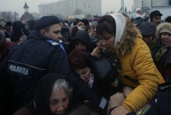 Dulakodás tört ki Bukarestben a csendőrök és a templomszentelésre érkező hívek közt