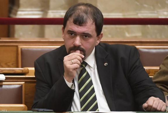 „Leütöttem egy zsidó nőt” – lemondott tisztségeiről a jobbikos Szávay István