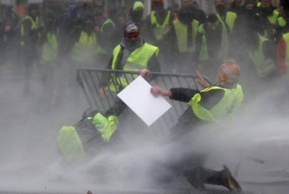 Brüsszelben is tüntettek a „sárga mellényesek” – vízágyúkkal oszlattak a rendőrök