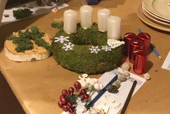 Az adventi koszorú készítésének trükkjeit lestük el