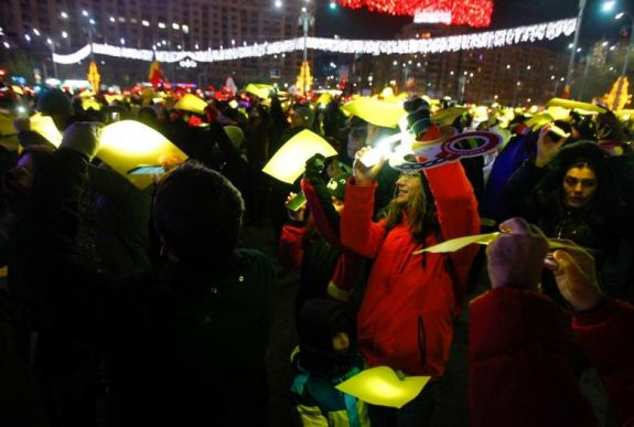 FRISSÍTVE - A kormány ellen tüntettek a nemzeti ünnepen Bukarestben és Kolozsváron