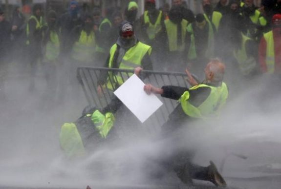 A francia rendőrség rendkívüli állapot kihirdetését kérte a párizsi zavargások miatt