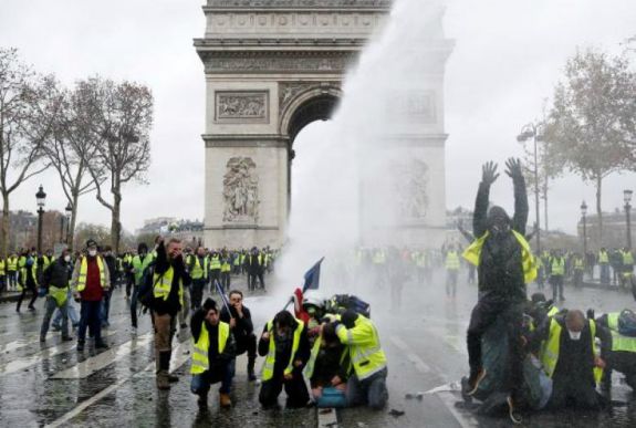 Macron válságértekezletet hívott össze vasárnapra a párizsi zavargások miatt