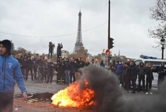 Francia zavargások: középiskolások is csatlakoztak a sárgamellényesek mozgalmához