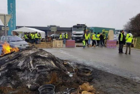 Romániai kamionost juttattak kórházba a franciaországi sárga mellényesek