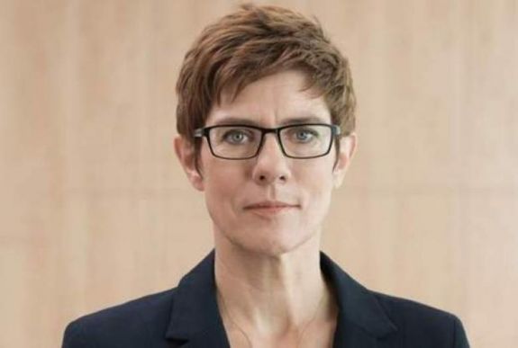 Megválasztották Angela Merkel utódját a CDU élére