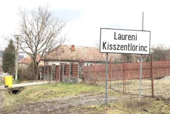 FRISSÍTVE – Letakarították az összemázolt Maros megyei helységnévtáblát 