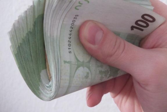 Elővette az eurós borítékot a román vendégmunkás, nem kellett volna