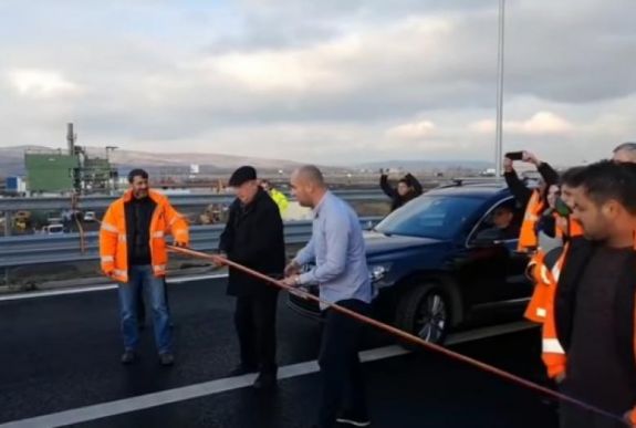 Az első arra járó sofőr vágta el a Radnót-Nyárádtő autópálya szalagját