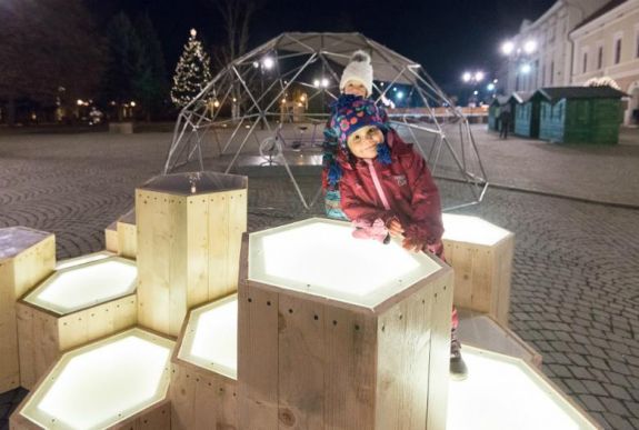 Mesés karácsony Sepsiszentgyörgyön rendhagyó köztéri dekorációkkal