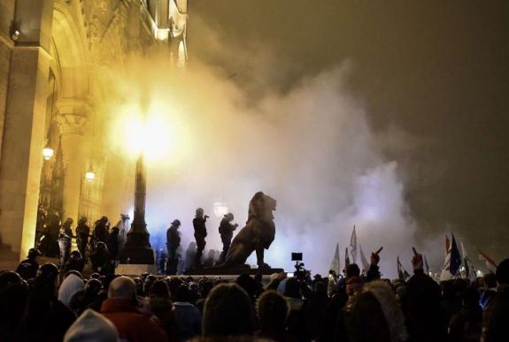Hajnalig tüntettek Budapesten a  túlóratörvény miatt