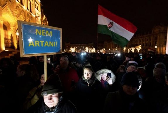 Összefogásra szólítottak fel az ellenzéki pártok a budapesti tüntetésen