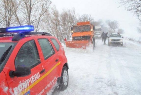 Mentőautó akadt el az úton – hét megyében okozott gondokat a havazás