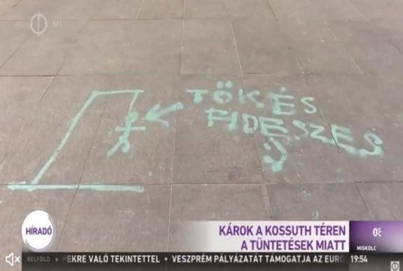 A M1 híradója szerint a tüntetők akasztva látnák Tőkés Lászlót