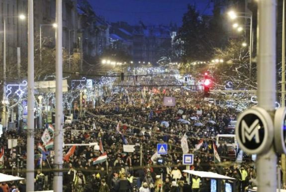 Vasárnap is tüntettek Budapesten a túlóratörvény ellen