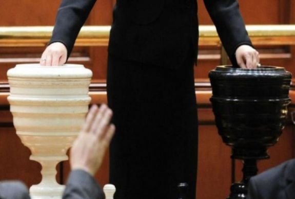 FRISSÍTVE - Az RMDSZ részt vesz a bizalmatlansági indítvány vitáján, de nem szavaz