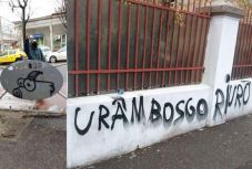  „Gyűlöljük a bozgorokat” – olvasható a bukaresti magyar iskola falán