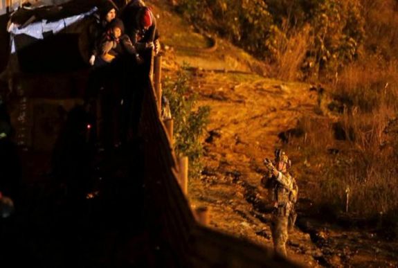 Könnygázzal verték vissza a bevándorlókat az amerikai-mexikói határon