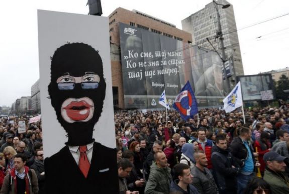 Öt hete tüntetnek az ellenzékiek Belgrádban 