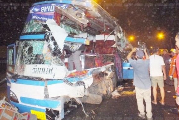 Thaiföld: többen meghaltak egy turistabusz-balesetben