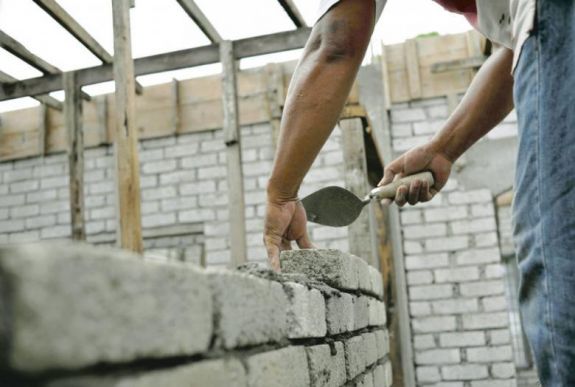 Kézbe minimum 2352 lejes fizetések lesznek mostantól az építőiparban