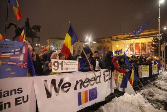 Kormányellenes tüntetés fogadta az EU döntéshozóit Bukarestben