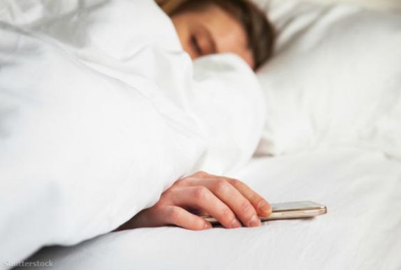 Még egy ok arra, hogy ne aludjon a telefonjával